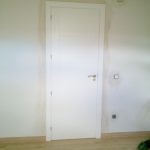 Instalación de puertas de interior modelo fresado en V en color blanco en Madrid.