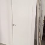 Instalación de puertas de interior modelo liso en color blanco en Madrid.